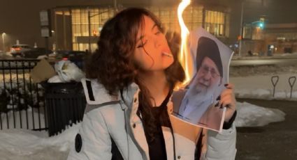 Quemar la fotografía del ayatolá Ali Khamenei, el símbolo del movimiento en defensa de las mujeres en Irán