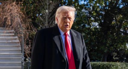 Donald Trump responde con una señal obscena a trabajador que le gritó: "Protector de pedófilos"