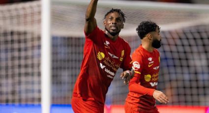 ¡A uno de Cristiano! El mexicano Julián Quiñones marca doblete en triunfo de Al Qadsiah y amenaza al líder de goleo en Arabia Saudita