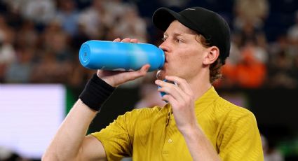 ¡Polémica! Cierran el techo del estadio en el Australian Open cuando Jannik Sinner perdía y tenía calambres; aprovecha la pausa, se recupera y remonta