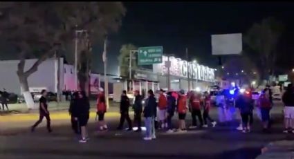 Violento enfrentamiento entre barras de Puebla y Toluca con botellas y piedras afuera del Estadio Cuauhtémoc deja cuatro detenidos