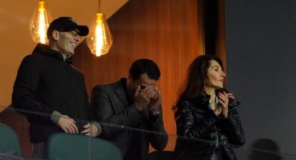 Zinedine Zidane, leyenda del futbol mundial, realiza efusivo festejo tras el pase de Argelia y su hijo en la Copa Africana de Naciones
