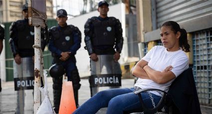 Familiares de presos políticos se encadenan en Caracas ante el retraso de la Ley de Amnistía