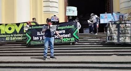 Familiares protestan en El Salvador en contra de los juicios masivos contra los detenidos bajo el régimen de excepción