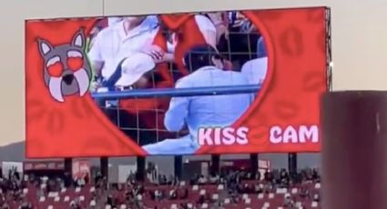 ¿Otros infieles? Pareja es captada por la ‘Kiss Cam’ en el partido San Luis vs Querétaro y ambos se esconden