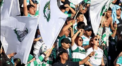 Personal del Estadio Corona impide que aficionados del Santos protesten con bolsas de papel en la cara y sacan a una pareja