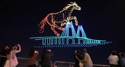 Reciben el Año Nuevo Chino en Hong Kong con un espectáculo de drones: caballos invaden el cielo