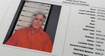 Epstein dio efectivo y boletos para un trato especial en prisión de Florida, afirma asistente