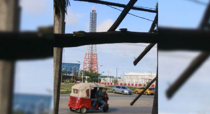 Protestan niños y padres frente a la refinería Dos Bocas para pedir la reubicación de su escuela