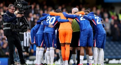 ¡Insólito! Los jugadores del Chelsea hacen su reunión previo al juego y el árbitro queda ‘atrapado’ en medio