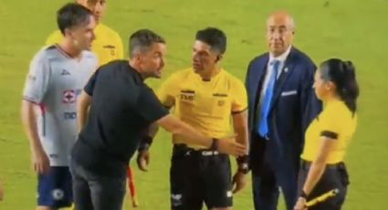 La árbitra asistente Karen Díaz le niega el saludo al DT Nicolás Larcamón, quien protestó fuerte tras el empate de Cruz Azul ante Mazatlán