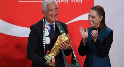 Sheinbaum recibe el trofeo de la Copa del Mundo de manos del legendario Bebeto a 100 días de la inauguración del Mundial
