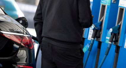 Precio de la gasolina en EU llega a niveles no vistos desde 2022: cuesta cuatro dólares por galón