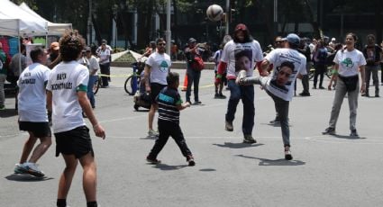"México no puede ser sede mientras sea una fosa clandestina": protestan contra el Mundial con ‘cascarita’ en Reforma