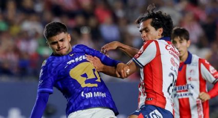 Árbitros reciben indicaciones en la cabina del VAR durante el San Luis-Pumas cuando está prohibido por el reglamento