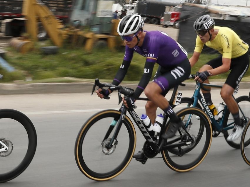 Muere el ciclista colombiano Cristian Muñoz tras complicarse la herida en una rodilla que sufrió al caer durante una carrera en Francia | LatinUS