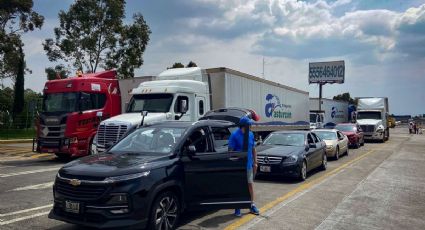 Queman camiones de carga en la autopista México-Puebla por una disputa sindical