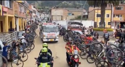Cristian Muñoz, ciclista colombiano que falleció en España, es despedido en su pueblo con impresionante caravana de autos y bicicletas