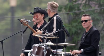 U2 filma video en calles de CDMX; pese a la lluvia, cantan ante cientos de fanáticos