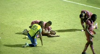 Escalofriante: futbolista sufre fractura expuesta de un tobillo cuando disputaba un balón en partido de la Liga de Honduras