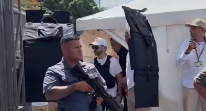 Candidato presidencial de Colombia encabeza mitin con un chaleco antibalas y resguardado por hombres armados