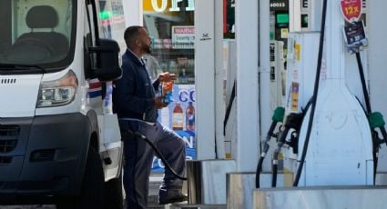 La inflación en EU afecta a los consumidores con el aumento de precios, como en la gasolina