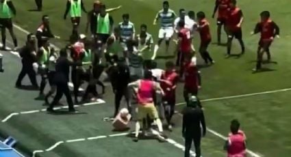 Luis Michel, exportero de Chivas, es 'sentado' por un juvenil de Santos Laguna y se desata la pelea campal en la Final Sub-19 de la Liga MX