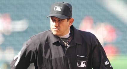 El umpire mexicano Alfonso Márquez recibe pelotazo en la careta a 152 km/h y se retira del Braves-Marlins doliéndose de la mandíbula