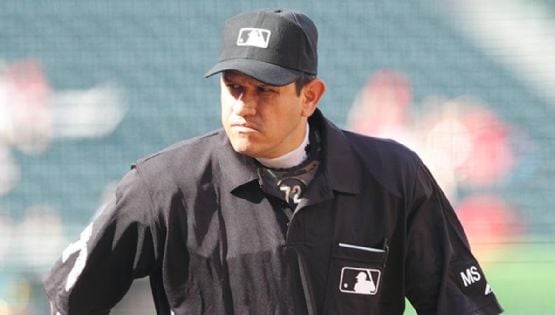 El umpire mexicano Alfonso Márquez recibe pelotazo en la careta a 152 km/h y se retira del Braves-Marlins doliéndose de la mandíbula