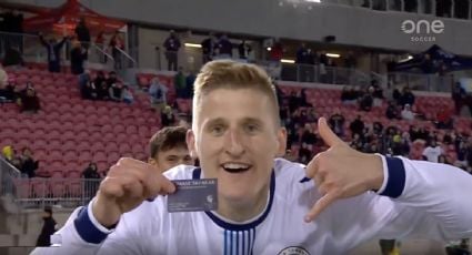 Golazo al marketing: futbolista anota y en lugar de festejar aprovecha las cámaras de televisión para anunciar su negocio inmobiliario