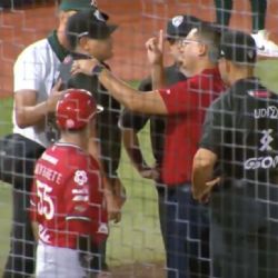 ¡Golpazo! Umpire es impactado por un batazo de foul en la quijada y abandona el juego entre Bravos y Diablos Rojos en la LMB