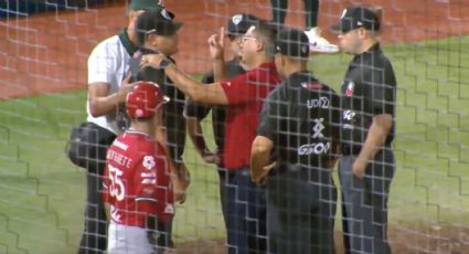 ¡Golpazo! Umpire es impactado por un batazo de foul en la quijada y abandona el juego entre Bravos y Diablos Rojos en la LMB