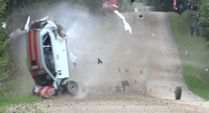 Milagroso: auto de rally vuelca varias veces y queda destrozado, pero los pilotos logran salir con vida y sólo uno sufre una fractura
