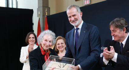 "En tiempos sombríos, la poesía representa la esperanza": la escritora Margaret Atwood recibe premio de manos de Felipe VI