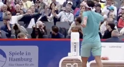 Tenista enfurece y patea su raqueta hacia la tribuna, donde un aficionado la atrapa y se la devuelve; sólo recibió una advertencia