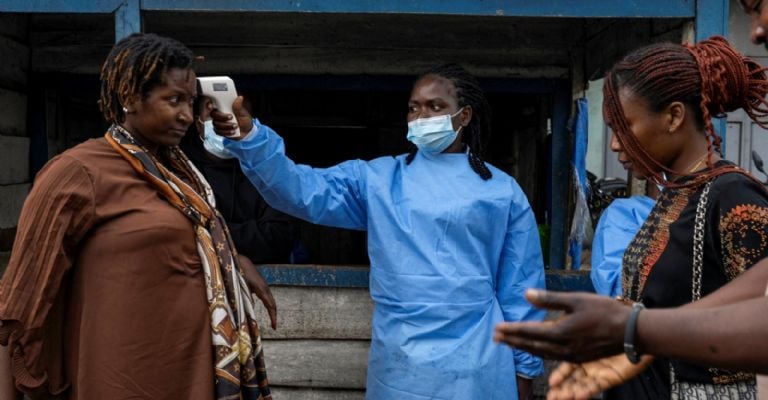 personal de salud se queja por falta de equipo en medio de la crisis de ébola 