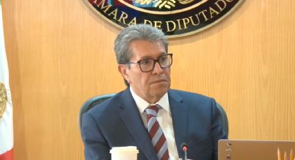 Monreal guarda sus estampas de futbolistas para cabildear su iniciativa contra la intervención extranjera en elecciones