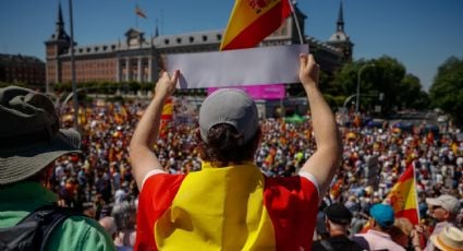 Marchan miles de españoles en Madrid para pedir la renuncia del presidente Sánchez tras imputación a Rodríguez Zapatero