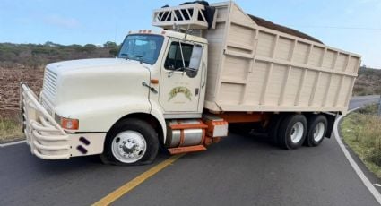 Sujetos armados bloquean cuatro carreteras en poblados de Cotija, Michoacán