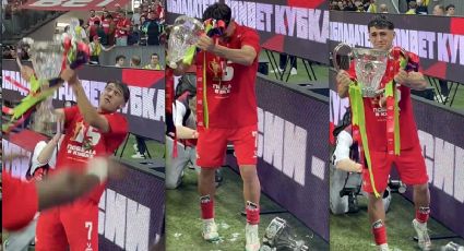 ¡Se le borró la sonrisa! Futbolista del Spartak de Moscú rompe en pedazos el trofeo de Campeón de Copa durante la celebración