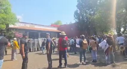 Se registra enfrentamiento en la Casa de Gobierno de Michoacán entre indígenas de Sevina y policías