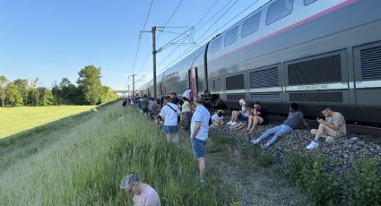 Pasajeros de trenes quedan varados en Francia tras falla en el suministro eléctrico y en medio de altas temperaturas