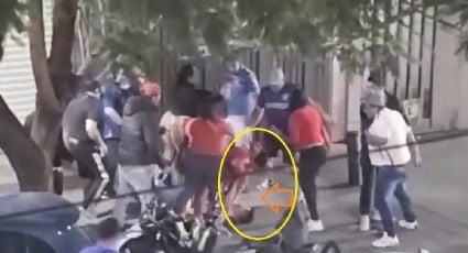 Aficionados de Cruz Azul propinan brutal golpiza a un hombre en la Colonia Juárez: lo dejan inconsciente y lo rematan en el suelo