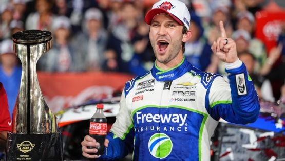 El piloto mexicano Daniel Suárez gana carrera Coca-Cola 600 de Nascar y se la dedica al fallecido Kyle Busch: "Lo hice por él"