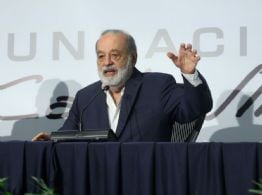 Carlos Slim califica de "irracional" la degradación en la nota crediticia de México por Moody's