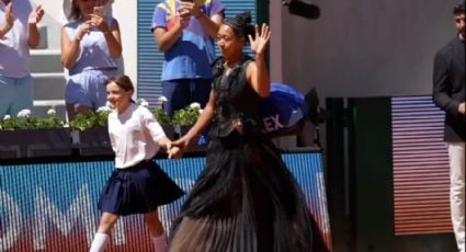 Naomi Osaka deslumbra con un vestido personalizado en su llegada a Roland Garros: "Me parezco a la torre Eiffel cuando brilla"
