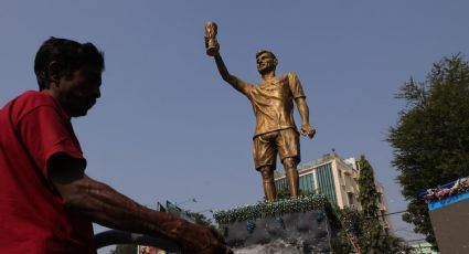 Estatua gigantesca de Messi en la India será retirada porque la estructura se tambaleaba y causaba pánico entre la gente