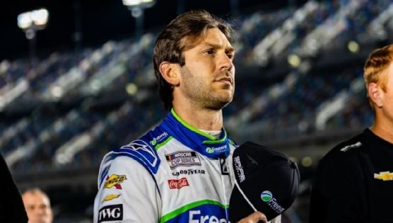 El piloto mexicano Daniel Suárez es felicitado por Verstappen, su concuño, tras ganar la Coca Cola 600 de Nascar: “Max apareció en videollamada”
