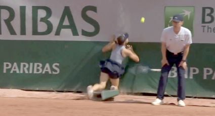 ¡Golpazo! Tenista se lesiona en Roland Garros tras tropezar con un cartel publicitario y estrellarse contra la lámina