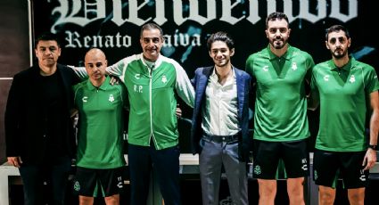 ¡No dan una! Santos Laguna presenta a su nuevo entrenador y falla el cierre de la chamarra al momento de las fotografías